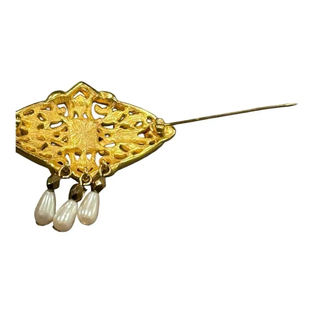 Elegant Gold and Cream Brooch pearls